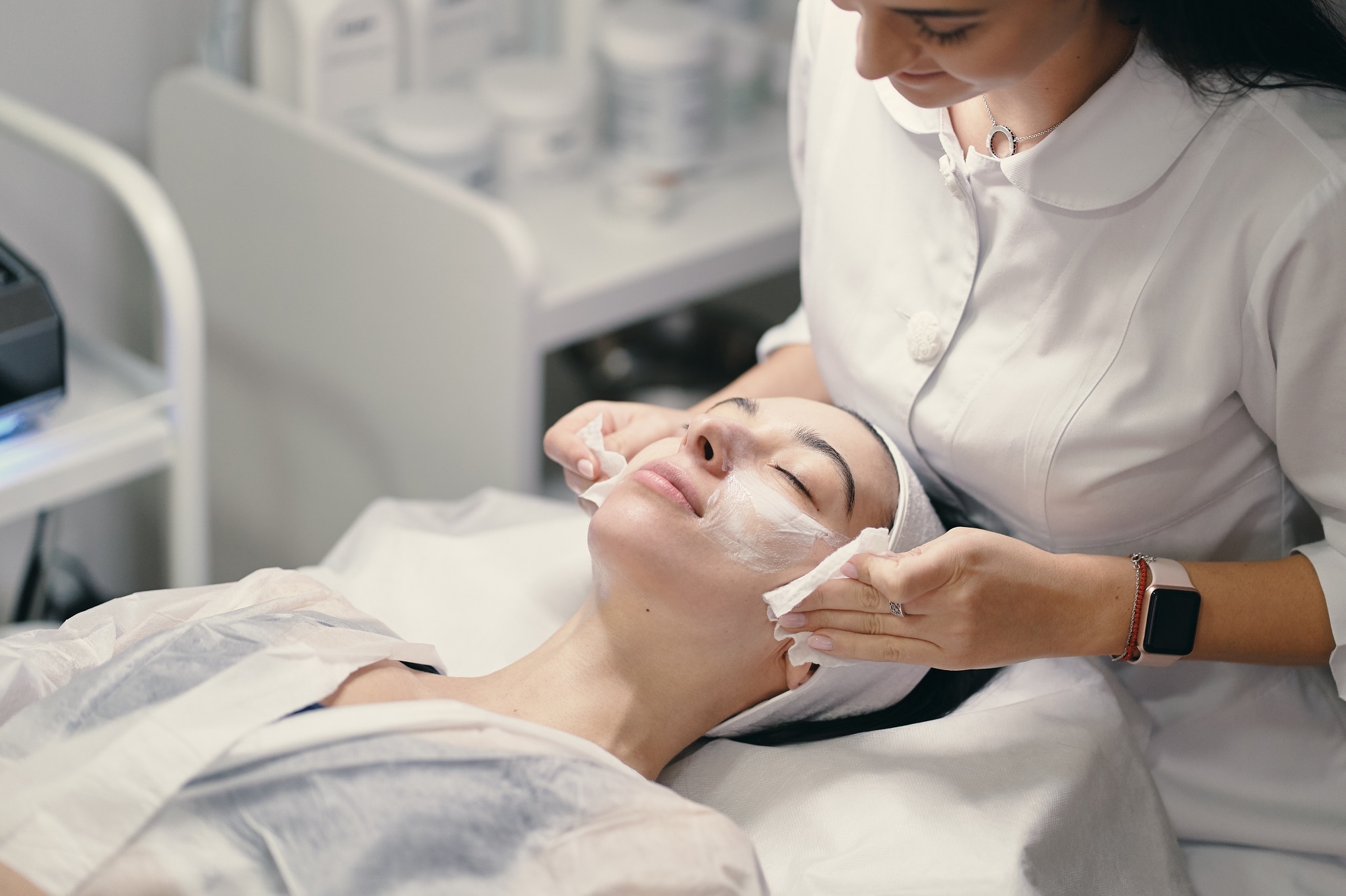 OxyGeneo Facial: The New Celebrity Skincare Craze You Should Know About | Kosmoderma